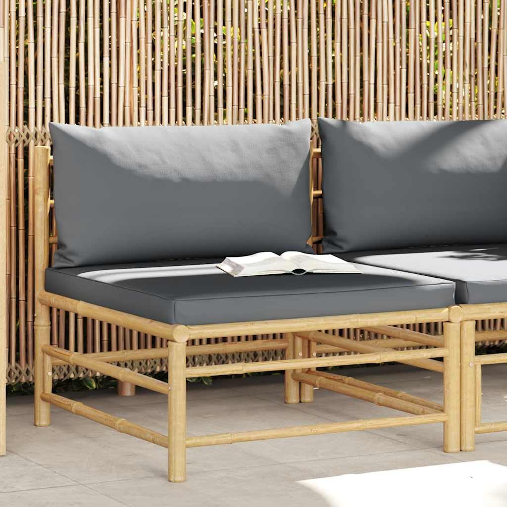 Sofá esquinero de bambú con cojines grises oscuros, asiento modular con acolchado grueso, ligero y fácil de limpiar, ideal para terrazas y patios.