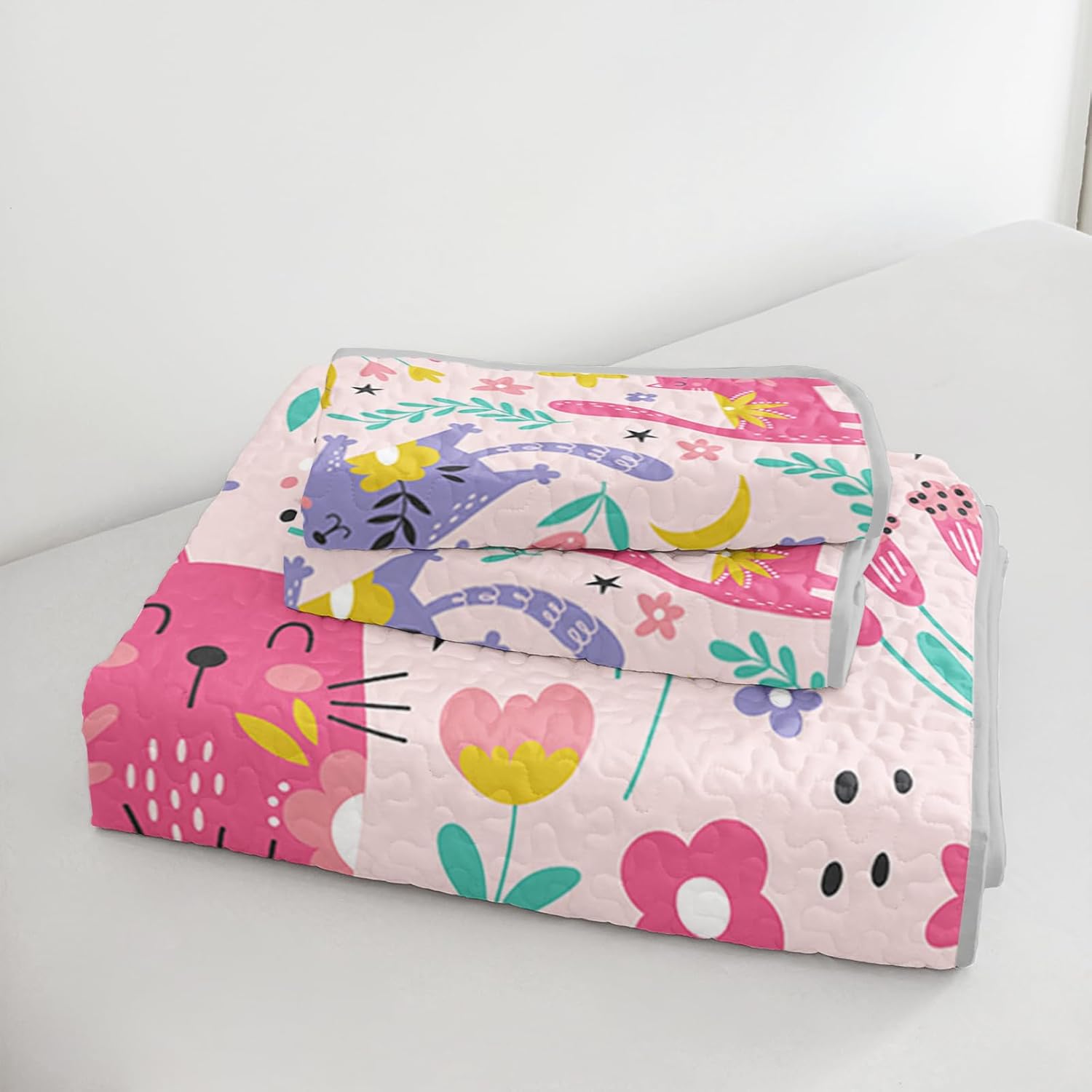 QOOMO Floral Cat Quilt Set Full/Queen Size,Kawaii Cat Bedspread Coverlet Set,Pink Floral 3Pcs Bedding Set Printed Quilt with 2 Pillowcases,Soft and Lightweight,for All Seasons