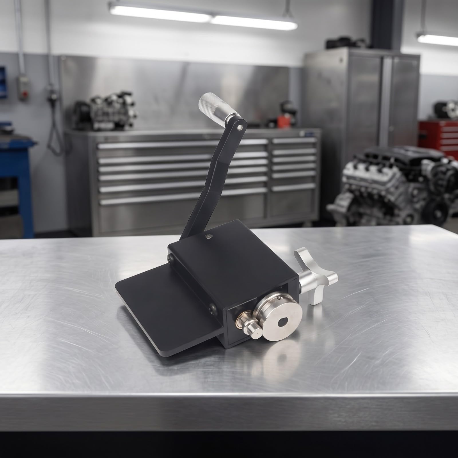 Manuelles Rohrformgerät für Metallrohre mit Robustem Spannsystem Und Flacher Bodenplatte für Professionelle Wulstbildung für Aluminiumrohre Beim Intercoolerbau Und Maßgeschneiderten Werkstattprojekten