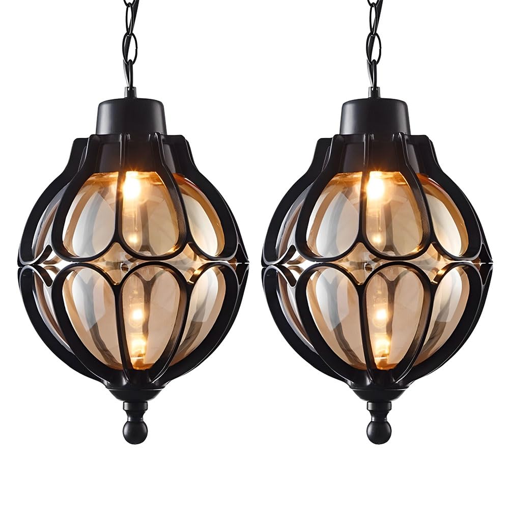 Plafond extérieur éclairé par ce lustre vintage en alu noir