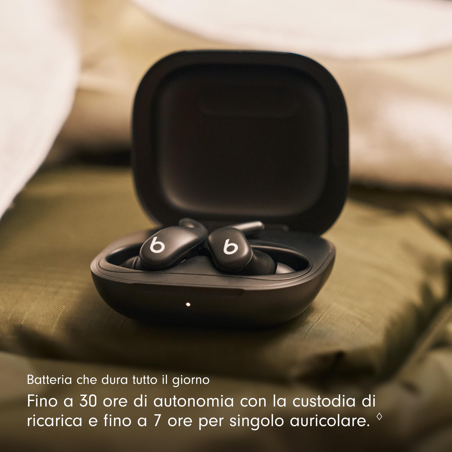 Beats Powerbeats Fit - Auricolari wireless per l'allenamento con cancellazione del rumore, IPX4, fino a 30 ore di autonomia con la custodia di ricarica, compatibili con Apple e Android - Jet black