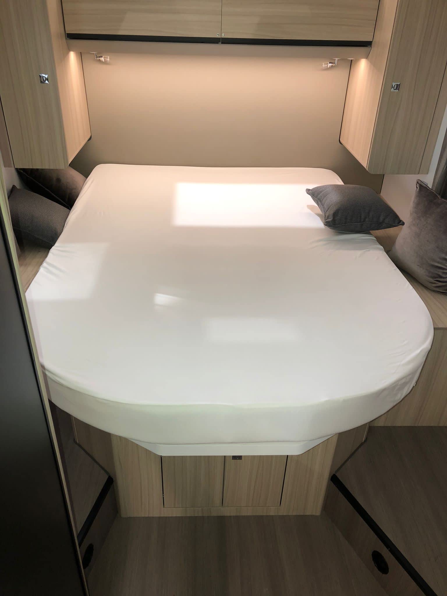 Bettlaken Queensbett-Wohnmobil 2er Set - 1 Molton und 1 Spannbettlaken Weiß(135-160cm x 210cm) für Wohnmobil oder Caravan - 100% Baumwolle -Oeko-TEX - Weiß