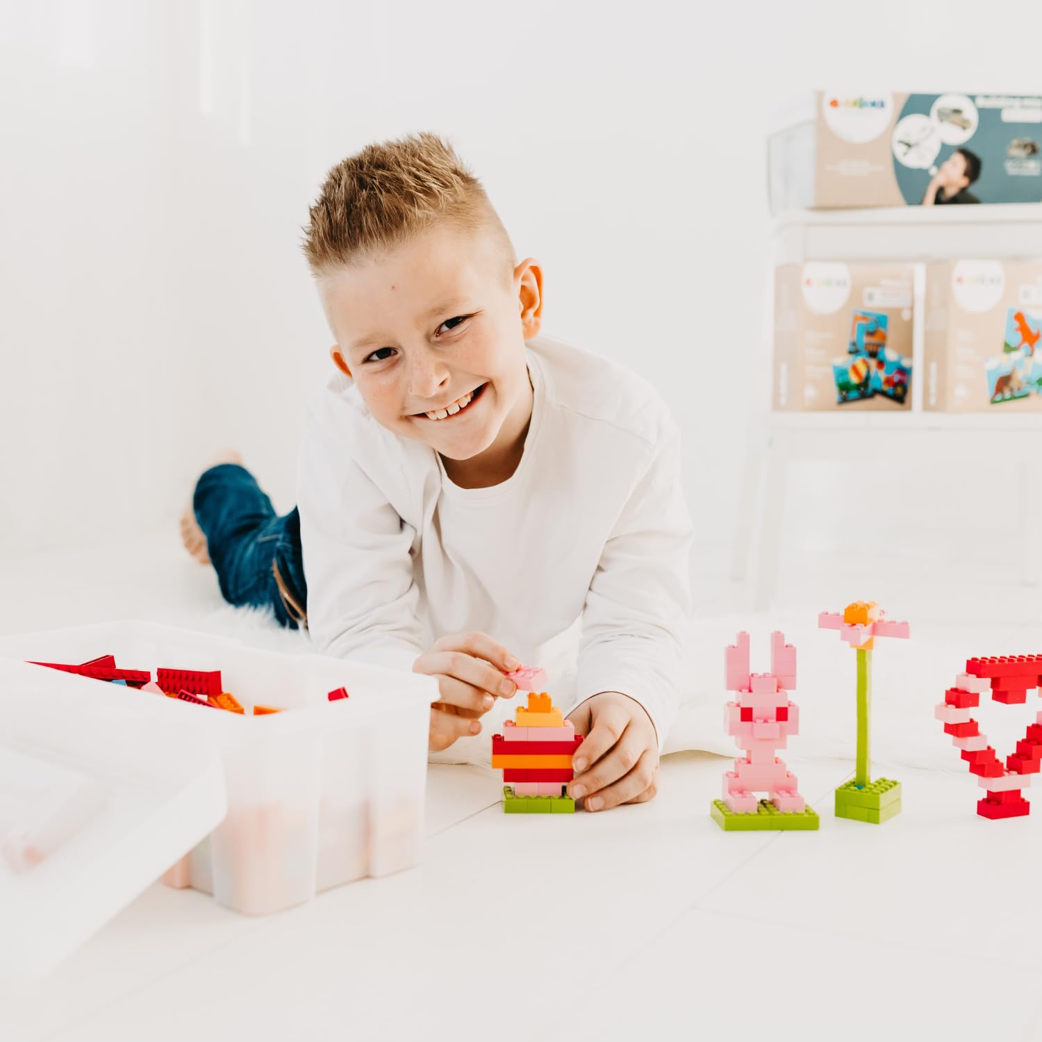 Q-Bricks Maxi-Koffer Floral-Mix mit 750Stck. Bausteinen in den Farben: Grasgrün, Hellblau, Melonengelb, Hellrosa, Magenta und Hellorange in den Formaten: 2X4, 1X4, 2X2, 1X2 und 1X1 Noppen