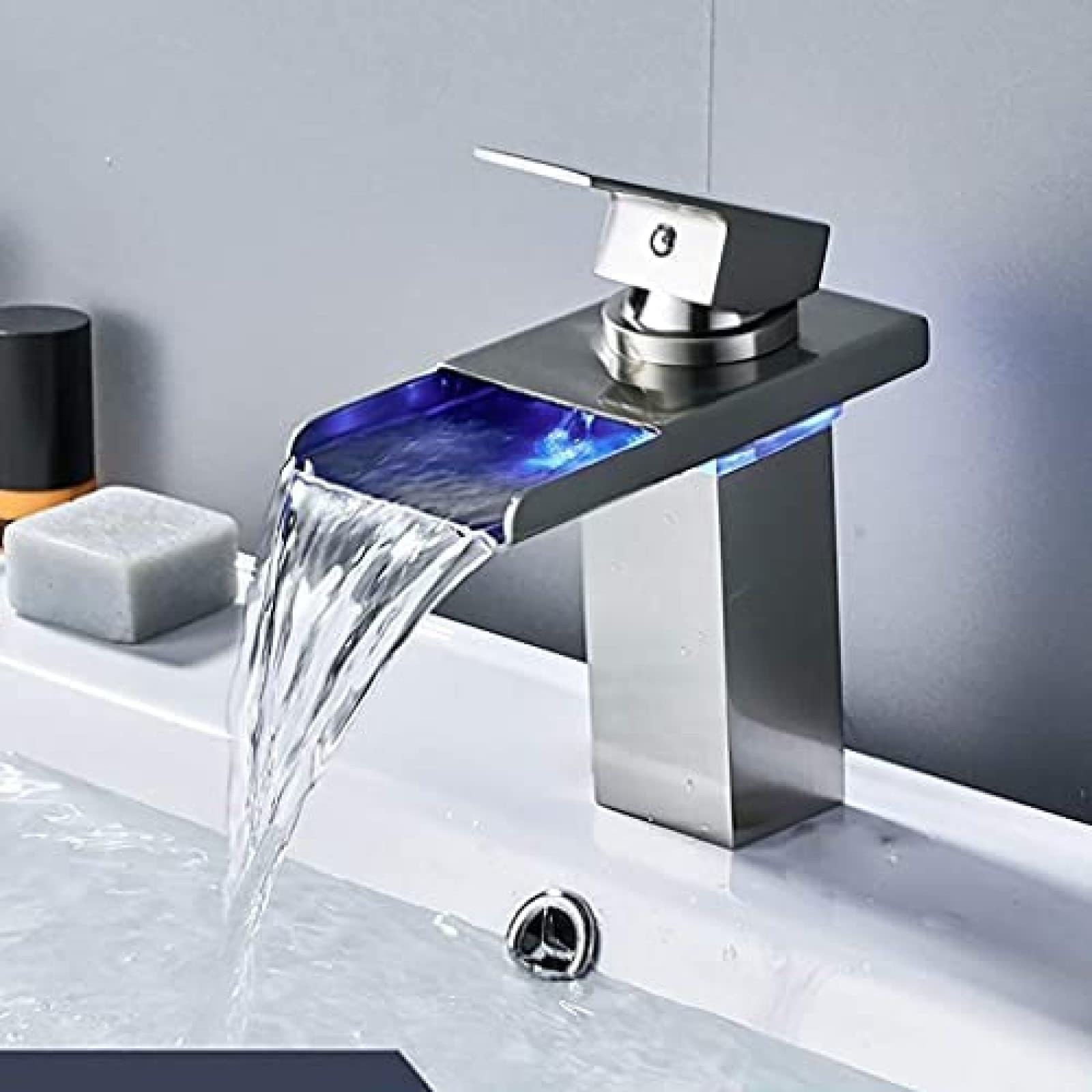 Mitigeur de toilettes cascade en chrome et finitions luxe
