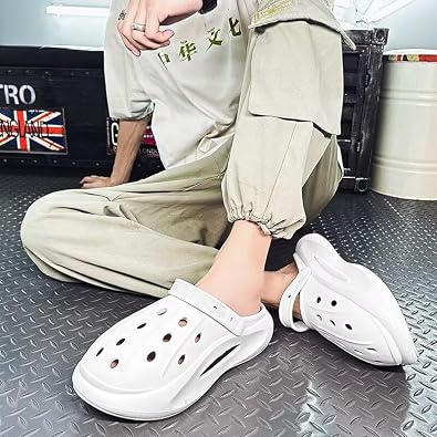 Clogs Garden Shoes for Men Women Lightweight Breathable Casual Slip-On Footwear with Adjustable Strap Outdoor Sandals Beach Shoes Non-Slip Comfort Slippers