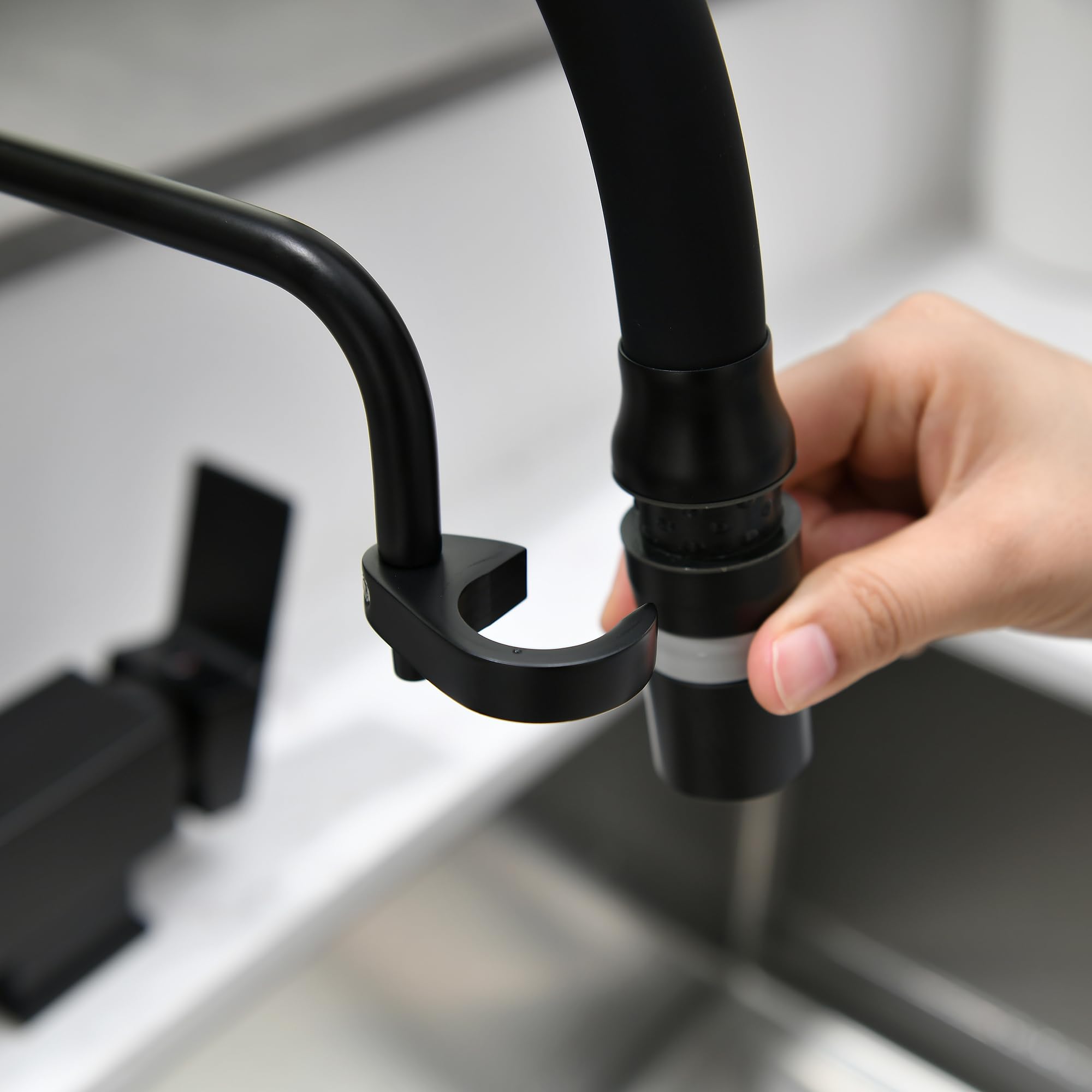 Vorfenster Küchenarmatur Aus 360° Verstellbarer-Wasserhahn Küche Mit 2 Strahlarten, 360° Drehbare Armatur Und Unterfenstermontage, Ideale Mischbatterie Für Küchen Unter Dem Fenster (Schwarz)