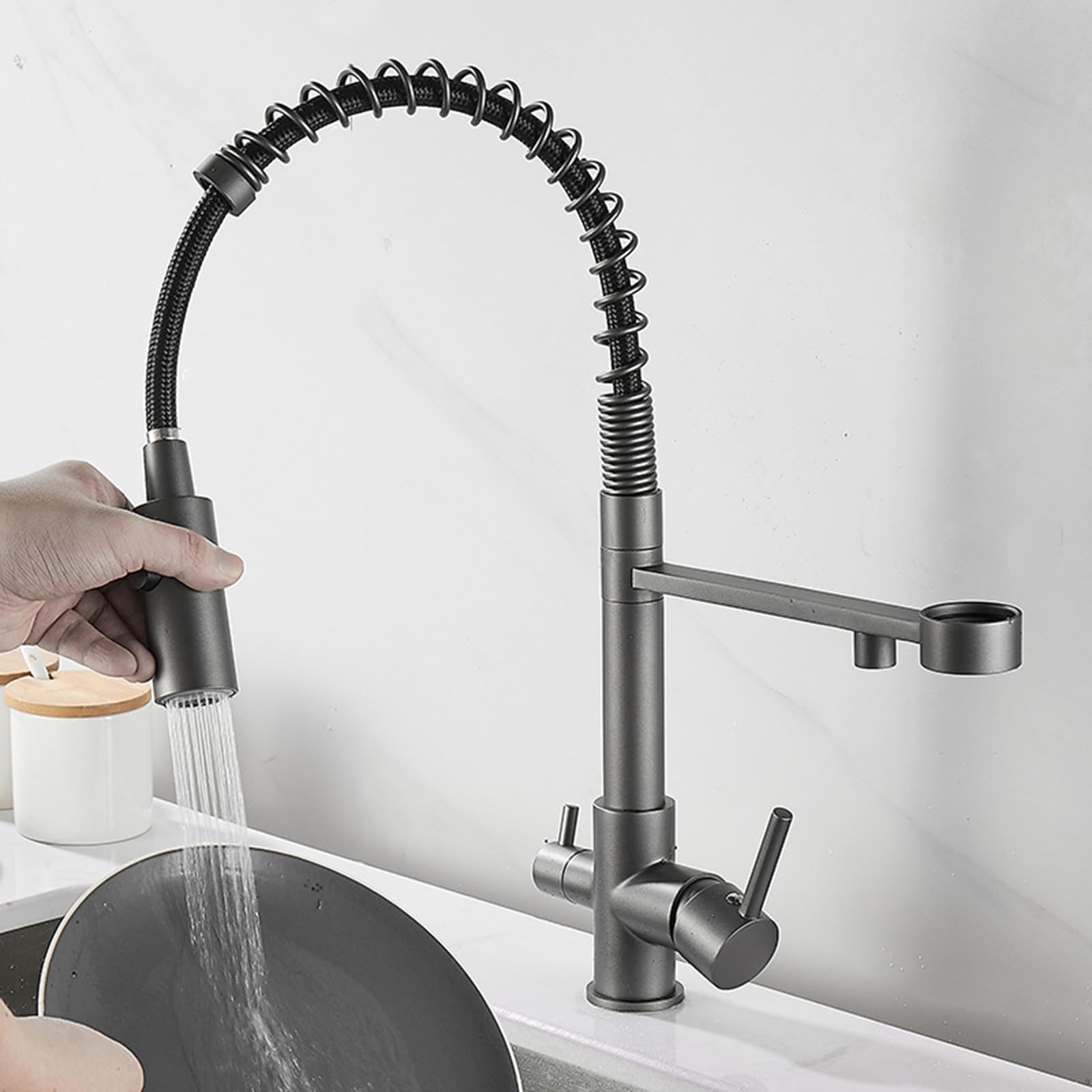 3-in-1-Küchenarmatur mit Zweihebelmischer, Grauer Ausziehfilter. Vielseitige 3-Wege-Küchenarmatur für einfache Wasserregulierung und effiziente Filtration.