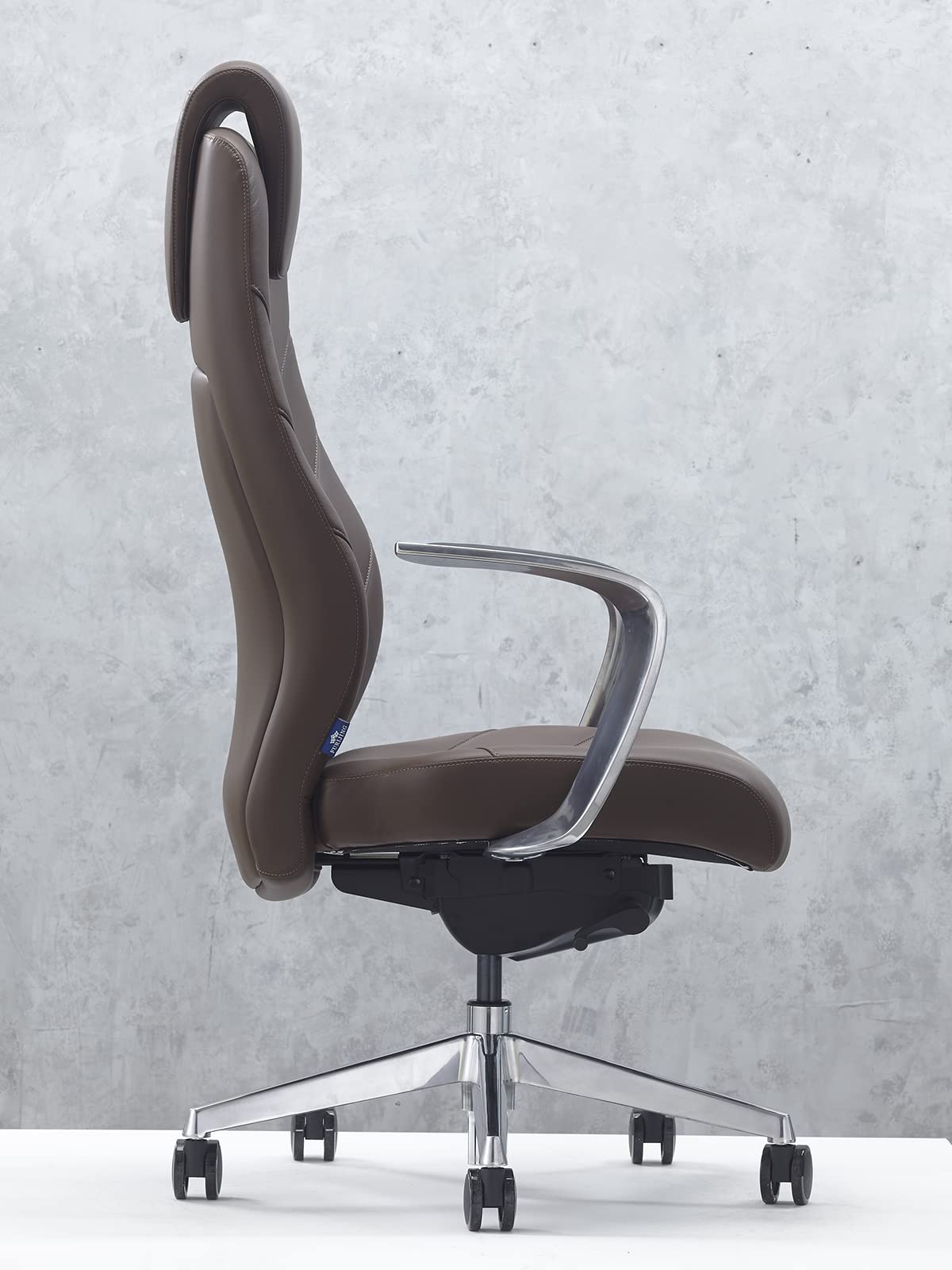 Silla de oficina de piel auténtica con respaldo alto, base giratoria de aluminio, mecanismo reclinable ergonómico, piel auténtica, color marrón oscuro