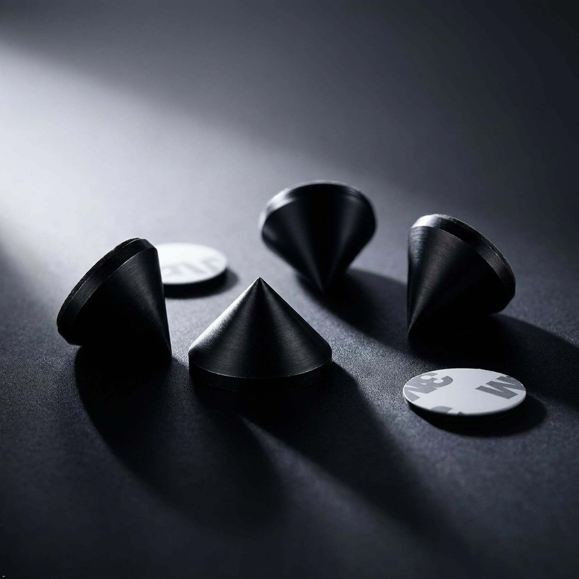 PrecisionGeek - Pointes pour Enceintes Forme Conique, diamètre 20 mm, Acier Noir, oxydé, Coussinets Autocollants Double Face Inclus - 4 pièces
