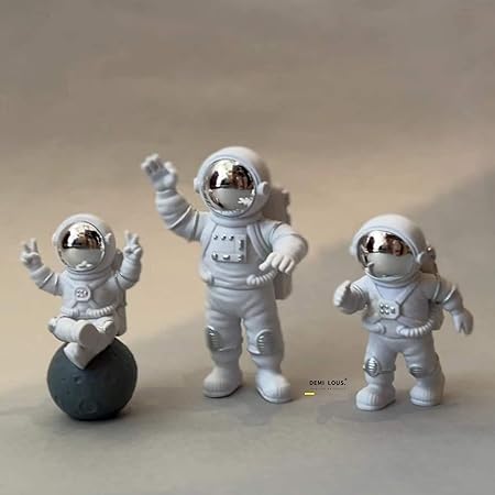 Amazon Co Jp Demi Lous 宇宙飛行士 かわいい おしゃれ フィギュア 宇宙 鏡面 反射がきれい リビング デスク 玄関 寝室 2色 ゴールド シルバー 3人の おもしろい ジェスチャー 置物 シルバー ホーム キッチン