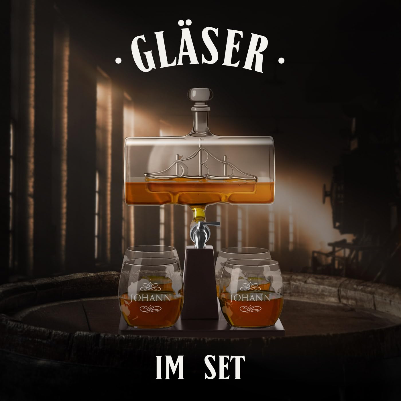 Maverton Whisky Karaffe mit Gravur - Schiff mit Edelstahl-Wasserhahn, 1000 ml - 4er Whiskygläser Set - Whisky Dekanter - Name - Weihnachtsgeschenke