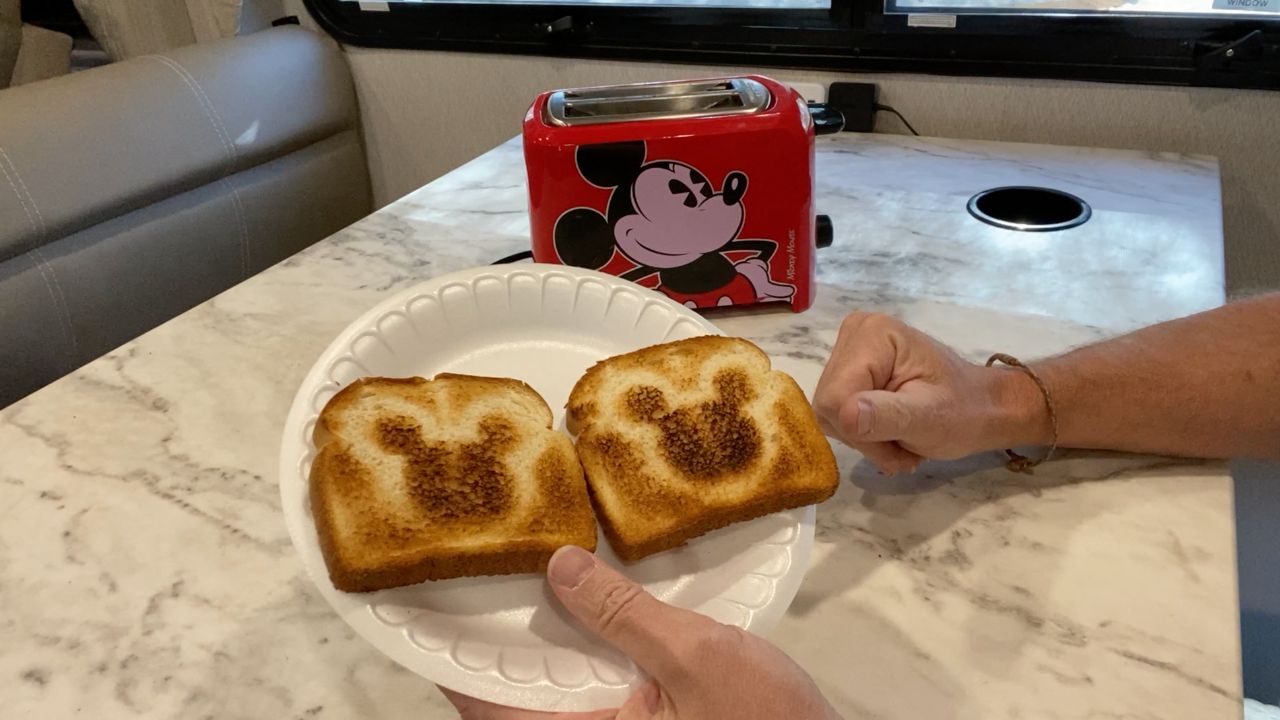Watch DEMO & REVIEW of this Mickey Mouse toaster on Amazon Live