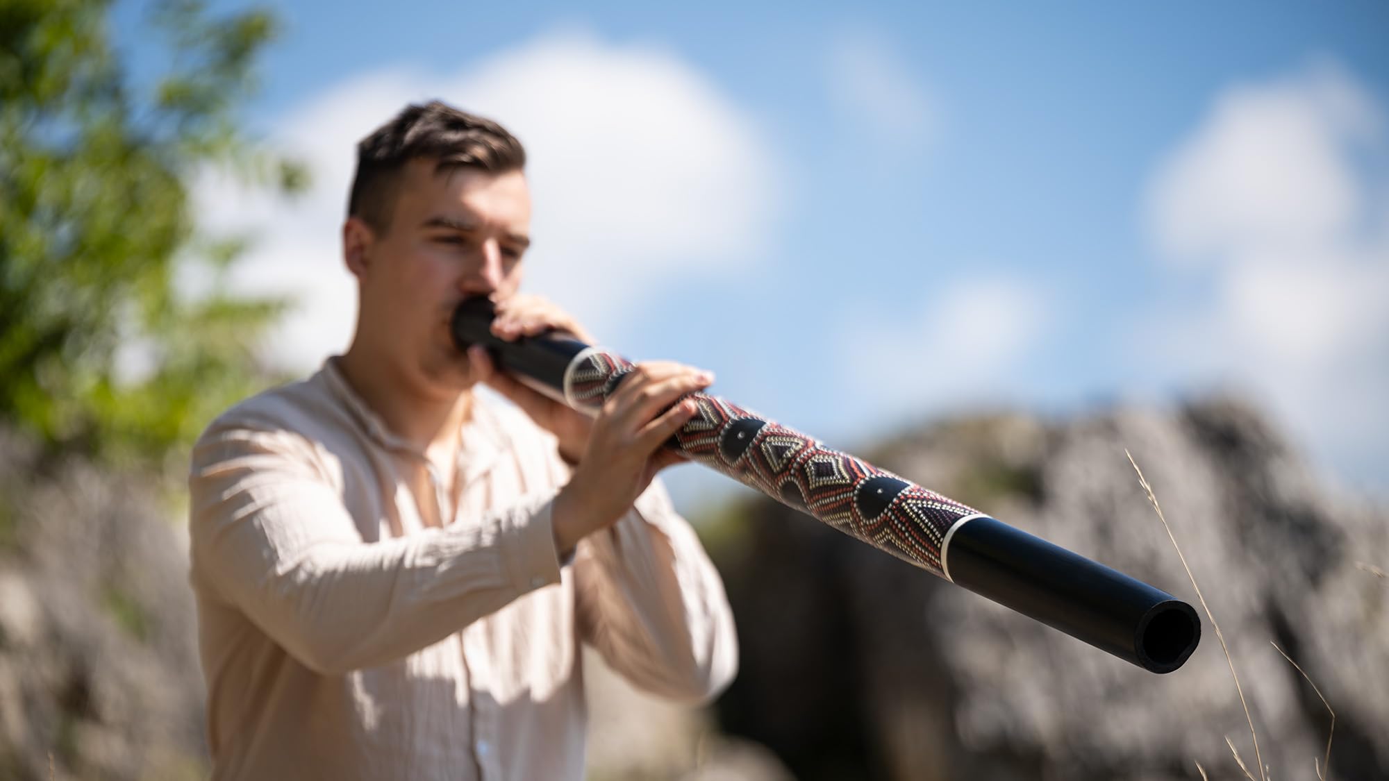 Sonic Energy Classic Bamboo Didgeridoo – léger – Bambou, noir avec pois colorés (DD1BK)