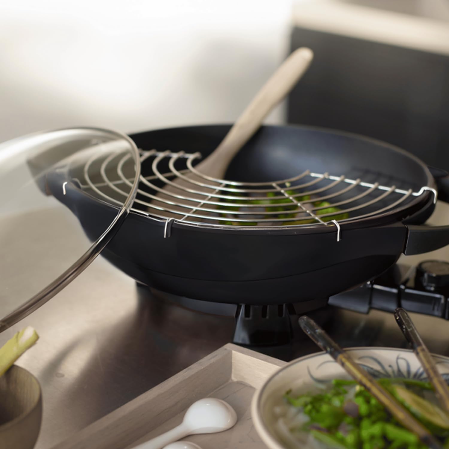 BM TOOLS Wok électrique Livoo DOC128N 4 L, Ø 33,5 cm. Puissance 1 500 W. Revêtement antiadhésif. coloris Noir