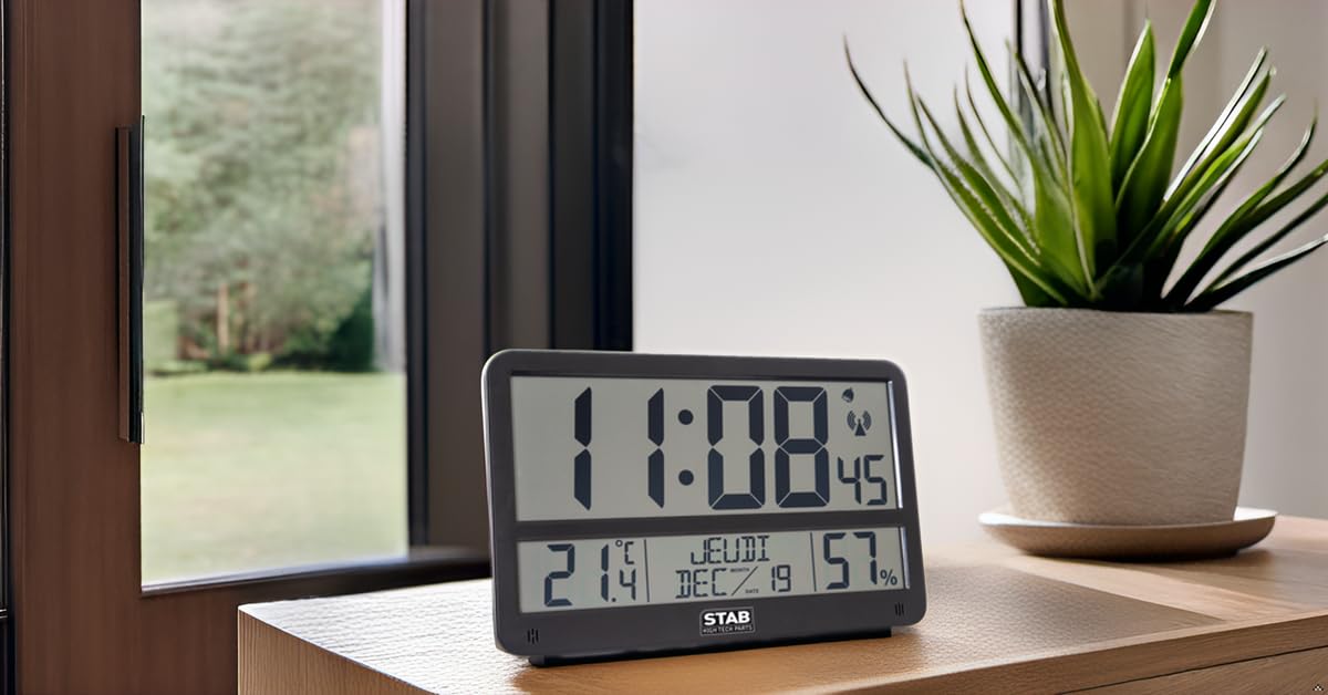 Orologio digitale radiocontrollato ST DAT2 – Grande schermo giorno/mese/anno in lettere + ora, temperatura e umidità – Allarme – Montaggio a parete o supporto da tavolo – 7 lingue
