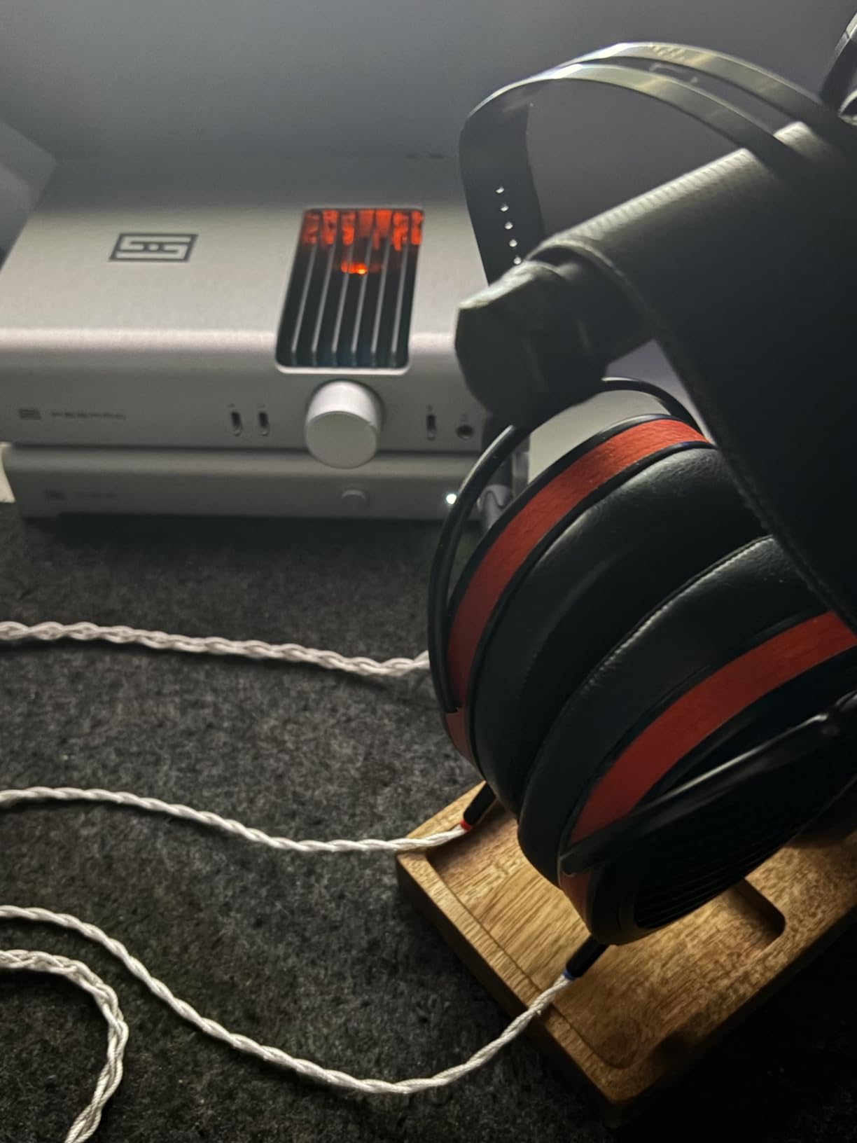 HIFIMAN Arya Organic showing CNC-milled metal construction and premium hand-polished finish