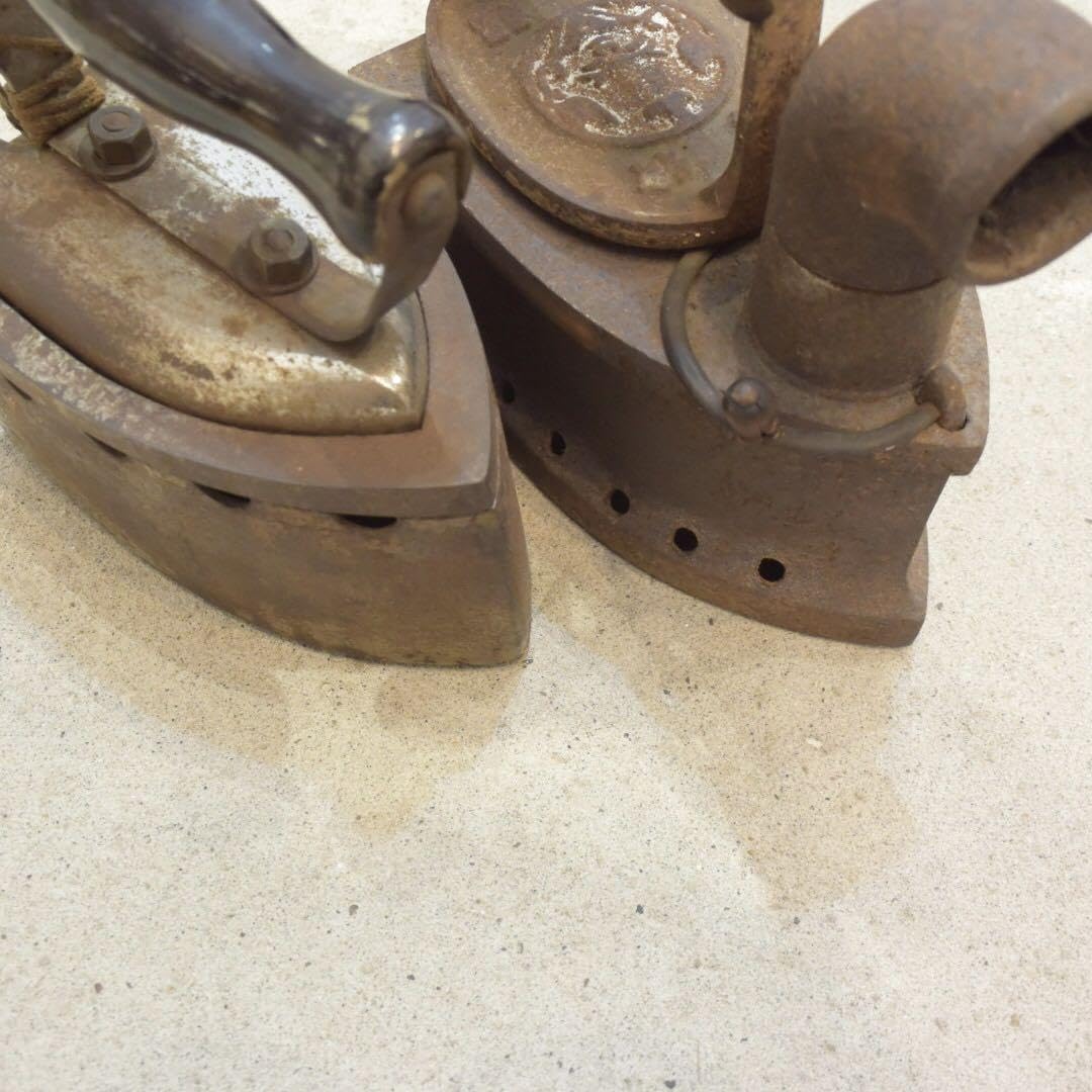 Amazon.co.jp: 昔のアイロン2点セット 鉄錆び 古道具 : ホーム＆キッチン