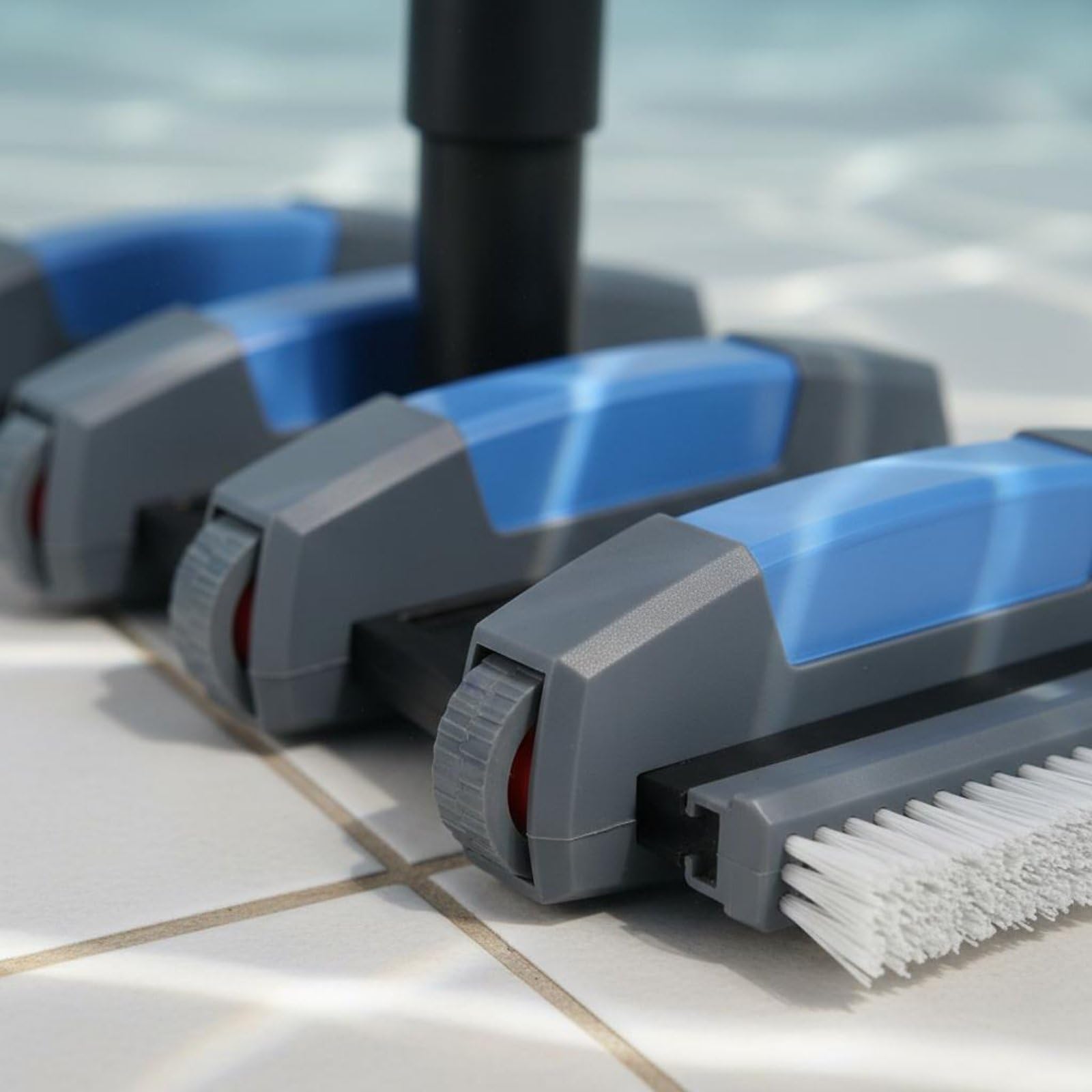 Tête de Brosse de Nettoyage de Piscine Aspirateur Brosse Suceur roulettes Connexion d'Aspiration Stable et Maintien sur Parois et Fond Adaptée à Piscines Enterrées Spas Extérieurs