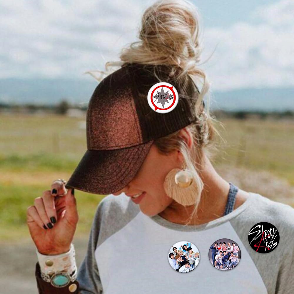 SOSAYI Stray Coffret cadeau pour STAY, Stray Merch avec 1 sac de gym SKZ, 1 Porte Clef, 1 anneau pour téléphone portable, 1 cordon, 1 bracelet, 1 collier, 4 broches, 50 autocollants, 55 photocard