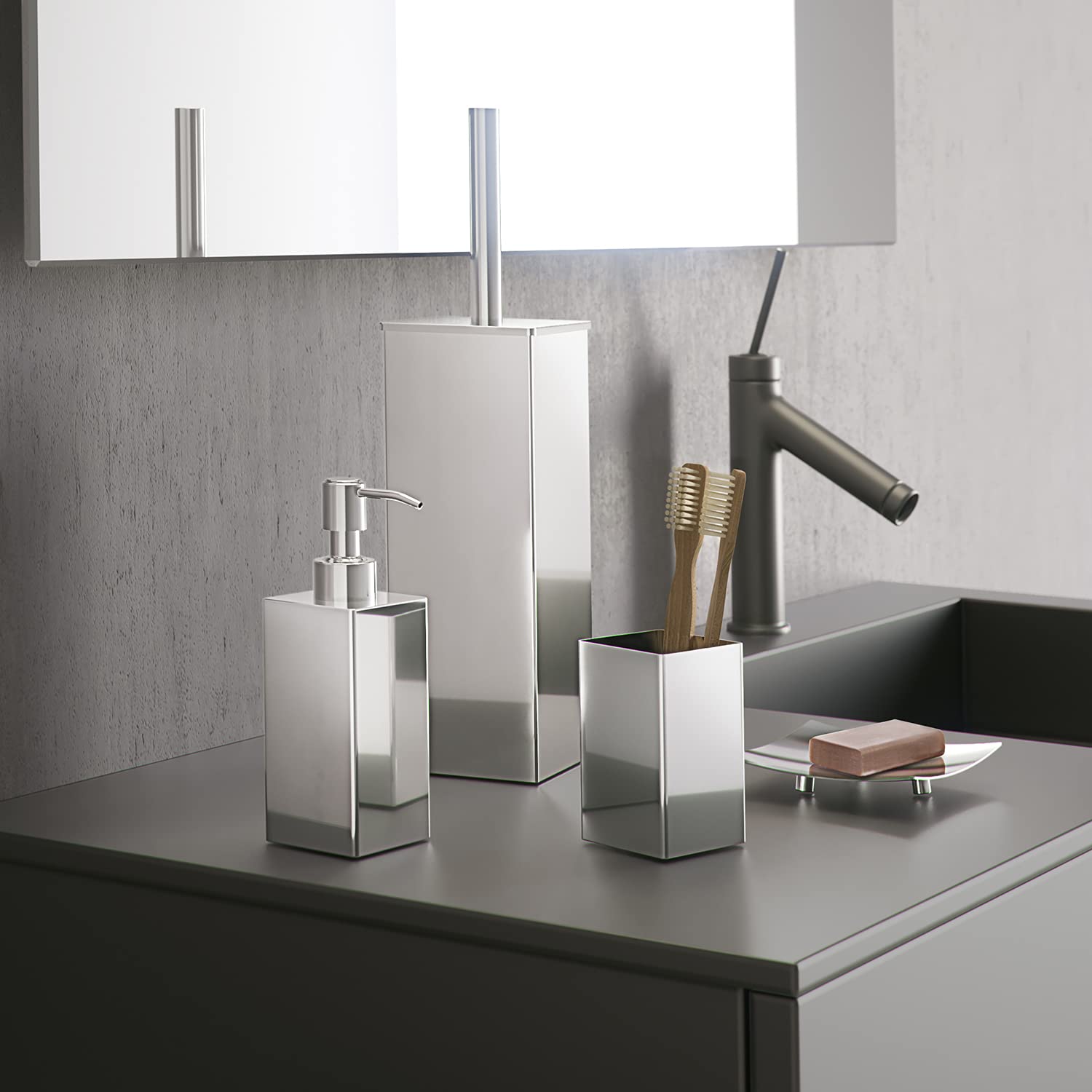 GEDY Set Perth 4 Pezzi, 1 Porta Sapone Solido, 1 Scopino WC, 1 Dispenser Sapone, 1 Portaspazzolini da Bagno, Set Realizzato in Acciaio Inox, Finitura cromata, Design R&S Gedy, 2 Anni di Garanzia