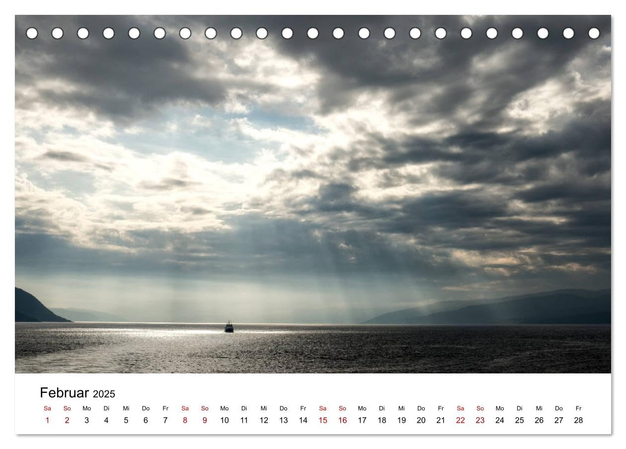 Hurtigruten - Bezaubernde Schönheit der norwegischen Küste (Tischkalender 2025 DIN A5 quer), CALVENDO Monatskalender: Eine Schiffsreise entlang der Küste Norwegens. (CALVENDO Orte)