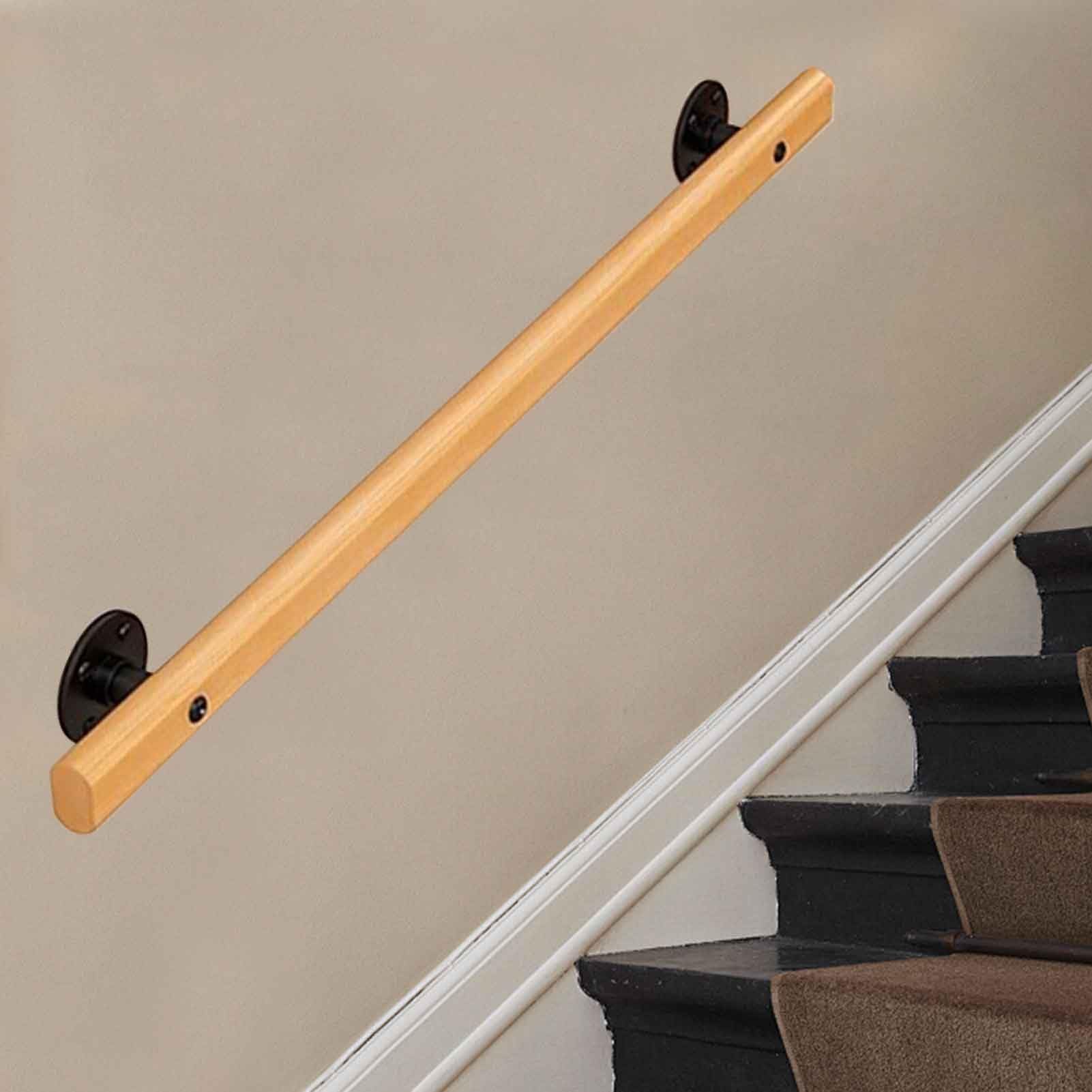 Rampe d'escalier avec main courante en bois offrant une barre de soutien stable