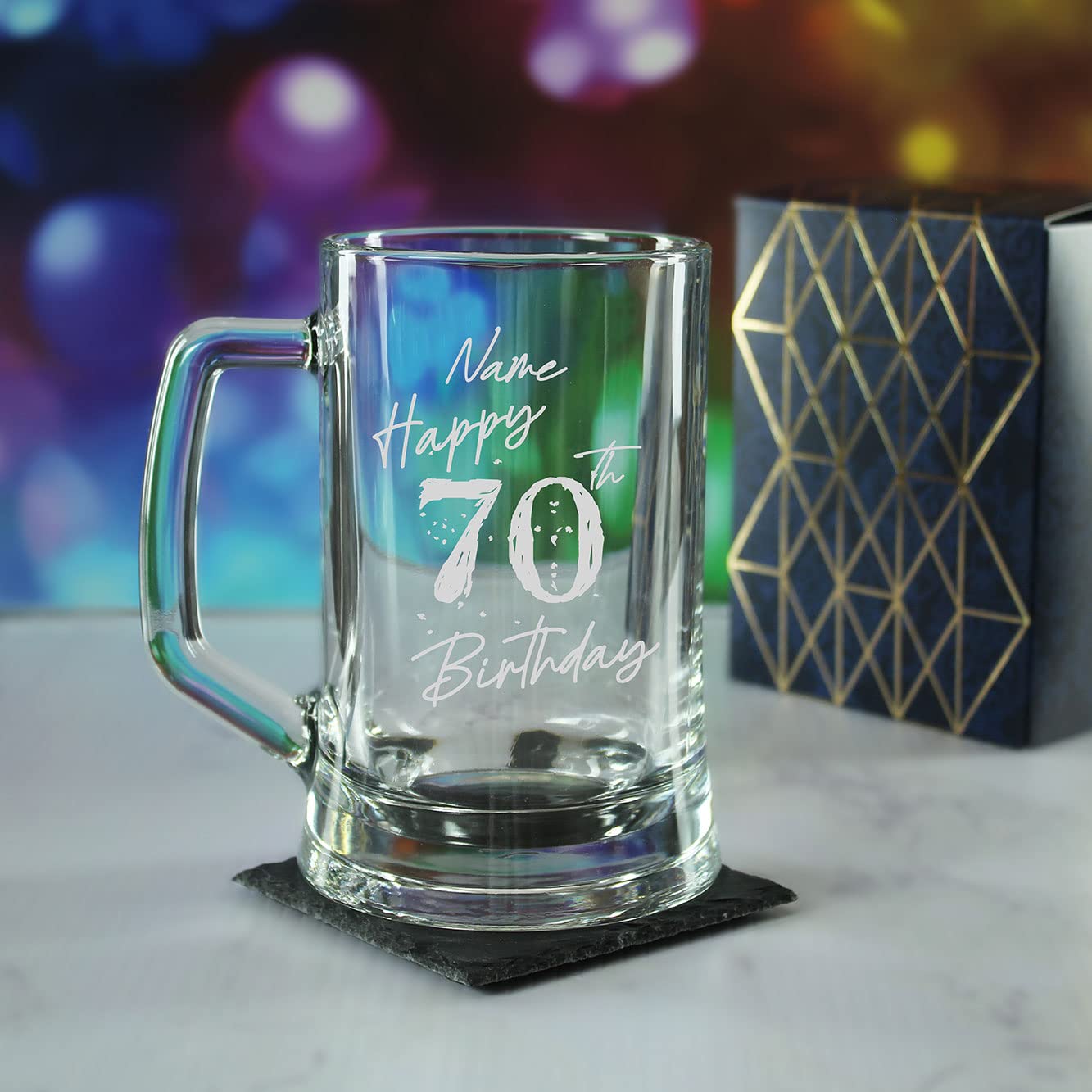 Chope à bière gravée personnalisée avec inscription « Happy 70th Birthday » dans une boîte cadeau