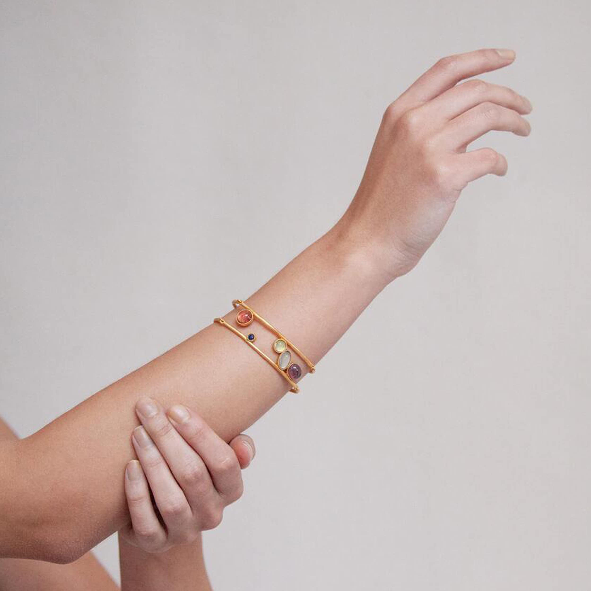 JOI D'ART PULSERA DORADA ALEGRIA | Diseñado por Carme Fàbregas | Colección Alegria | Con cierre con cadena y mosquetón