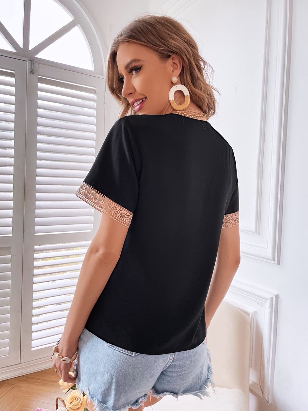 Laura Lily - Camisa Blusa de Satén con Manga Corta para Mujer con Encaje Dorado Bordado Cuello V, Súper Elegante, para Trabajo o Eventos.2601 NegroM