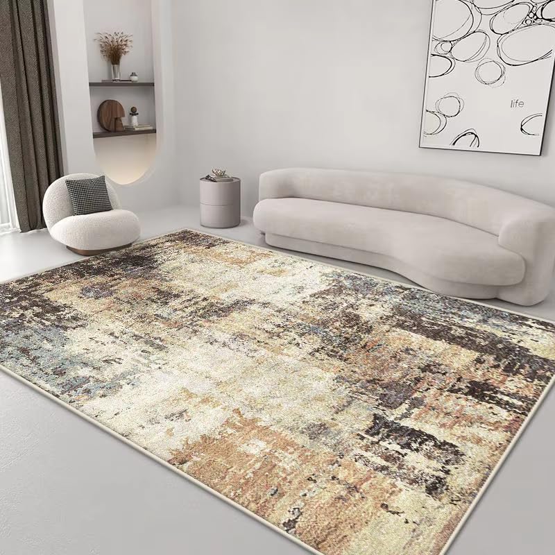 Tapis de style nordique abstrait sous la table basse du salon chaleureux