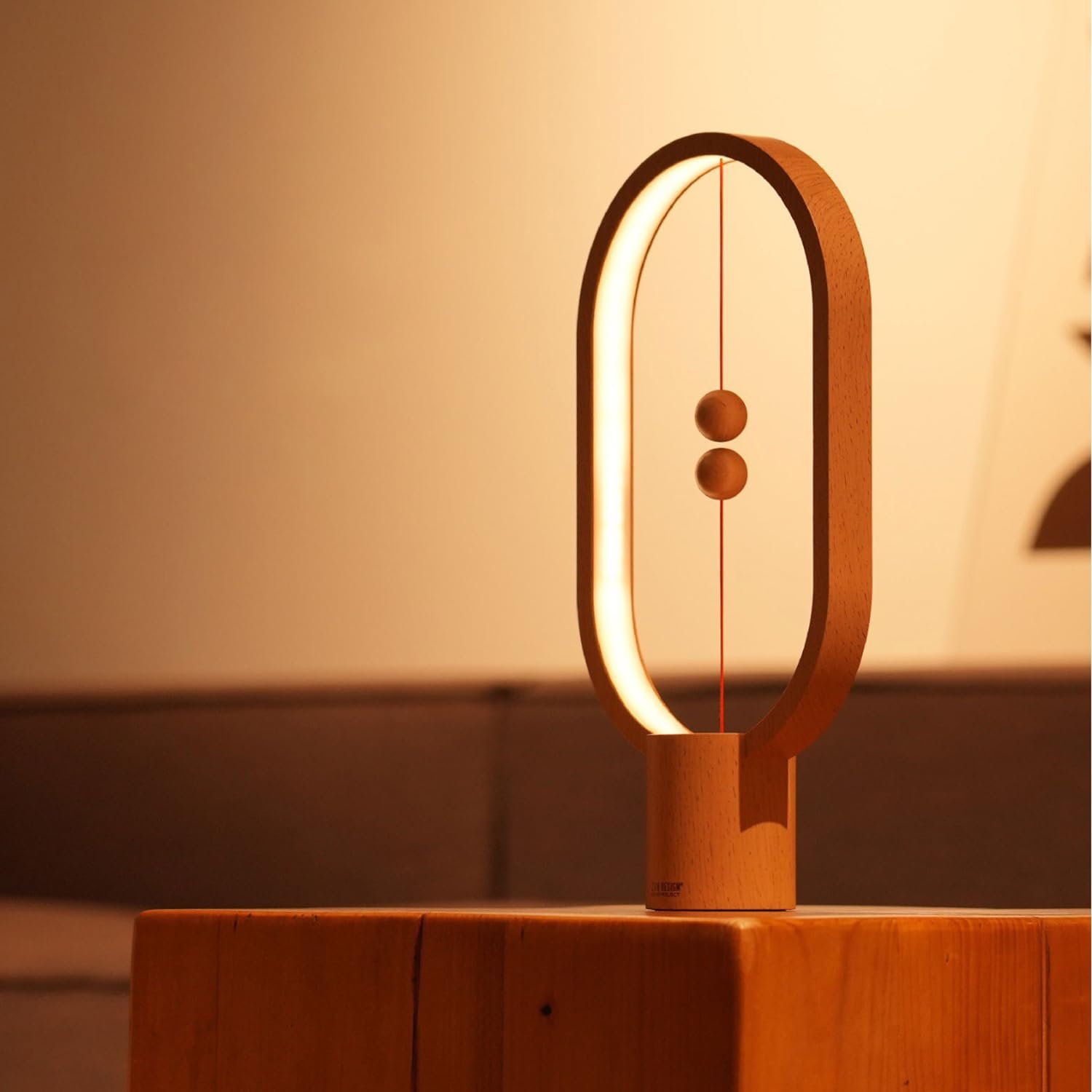Modern LED Tischlampe mit Magnetischer Mid-Air-Schalter, Nachttisch Tischleuchte Magnetische Schwebende Balance-Lampe LED-Nachtlicht Deko Schreibtischlampe aus Holz für Arbeitszimmer Schlafzimmer Büro