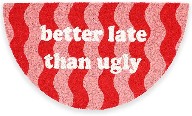 Tapis d'entrée drôle 'Better Late' en coco antidérapant rose peint main - 70x40 cm