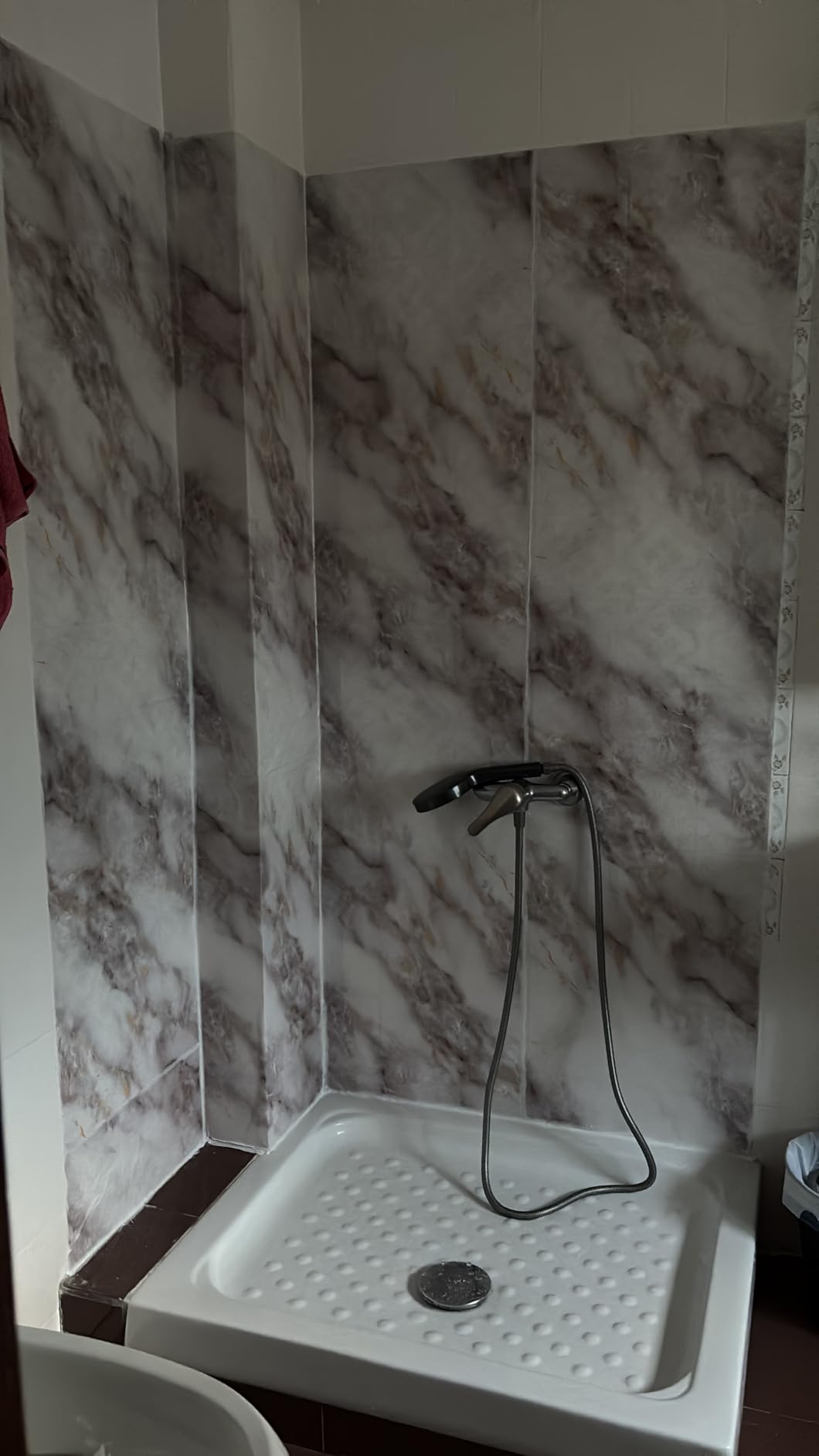 Ducha con papel efecto mármol