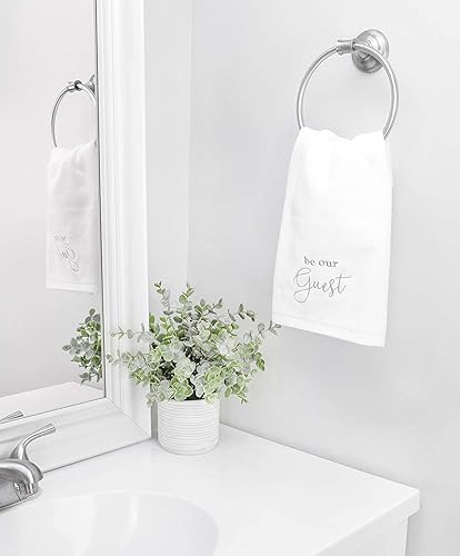 Miniatura 2 de AuldHome Design Toallas de invitados (juego de 2, blancas) toallas de mano con monograma Be Our Guest color blanco con escritura gris