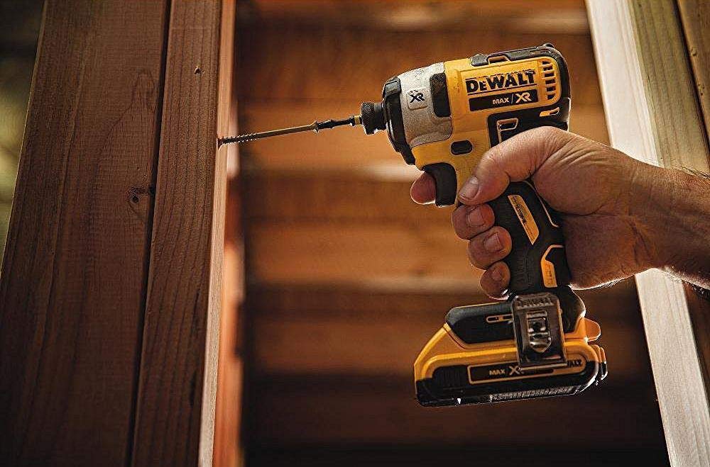 DEWALT Visseuse à chocs Brushless + 2 batteries 18V 2Ah Li-ion + coffret Tstak DCF887D2-QW. Noir/Jaune