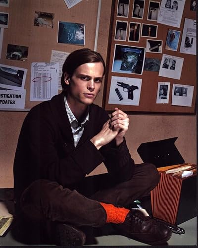Posterazzi Matthew Gray Gubler sentado en el escritorio en mentes criminales impresión fotográfica (8 x 10) - N. de artículo MVM01812