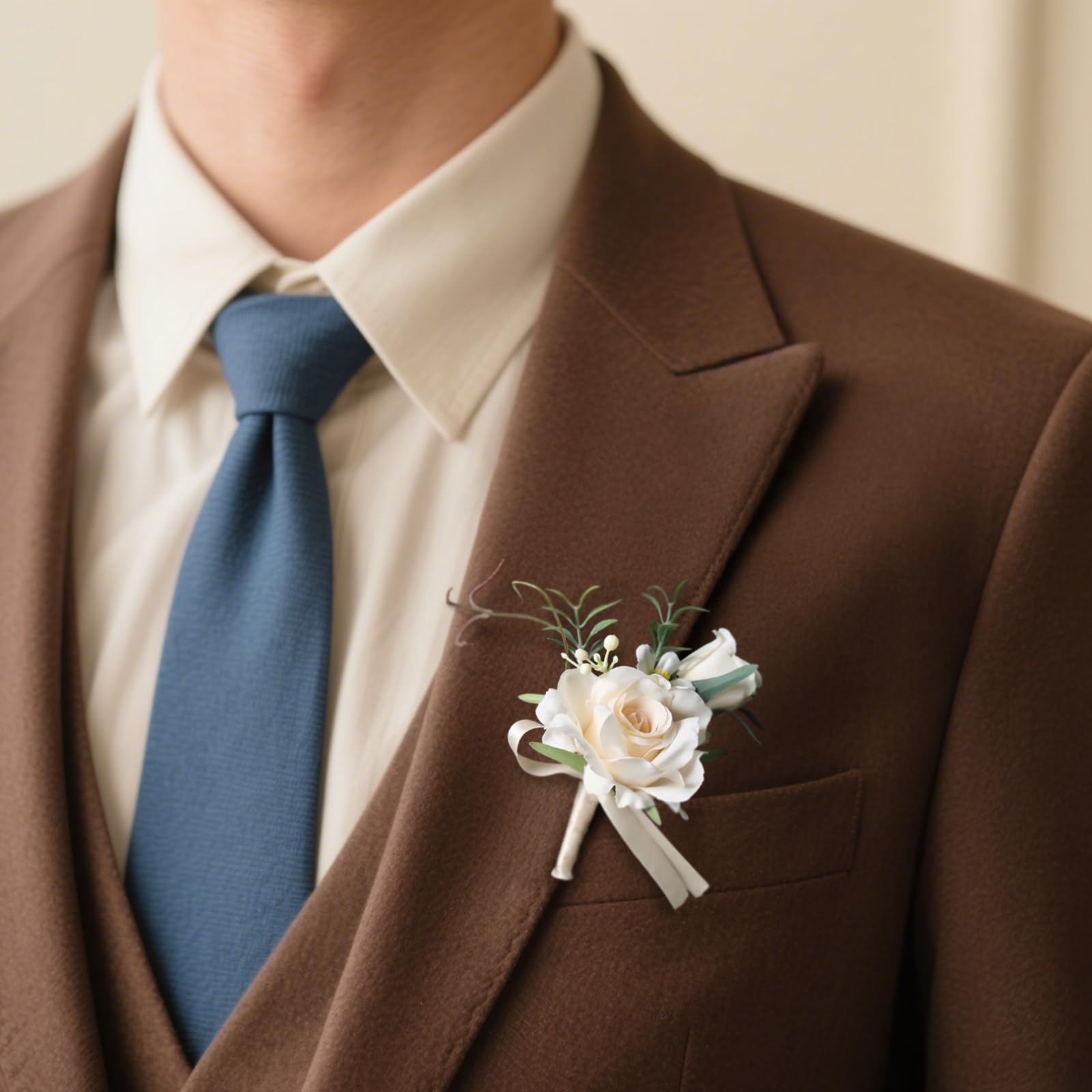 10 szt. Boutonniere ślubne dla mężczyzn, sztuczna beżowa róża pana młodego butoniera, jedwabna wstążka, kokarda i przypinka, formalne akcesorium ślubne dla pana młodego, drużby, ceremonii, przyjęcia i