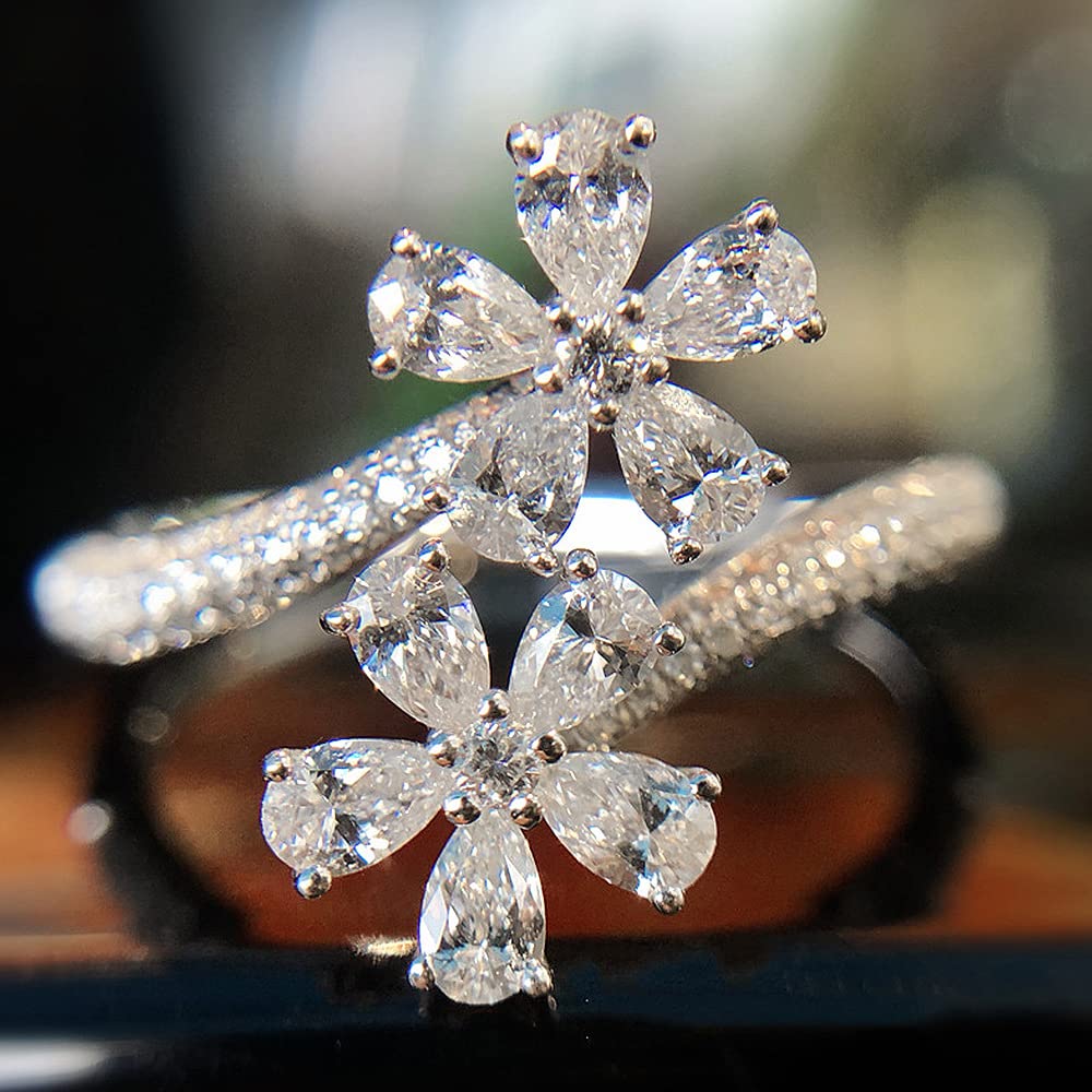 Bague de cocktail en or et zircone cubique au design de fleur étincelante