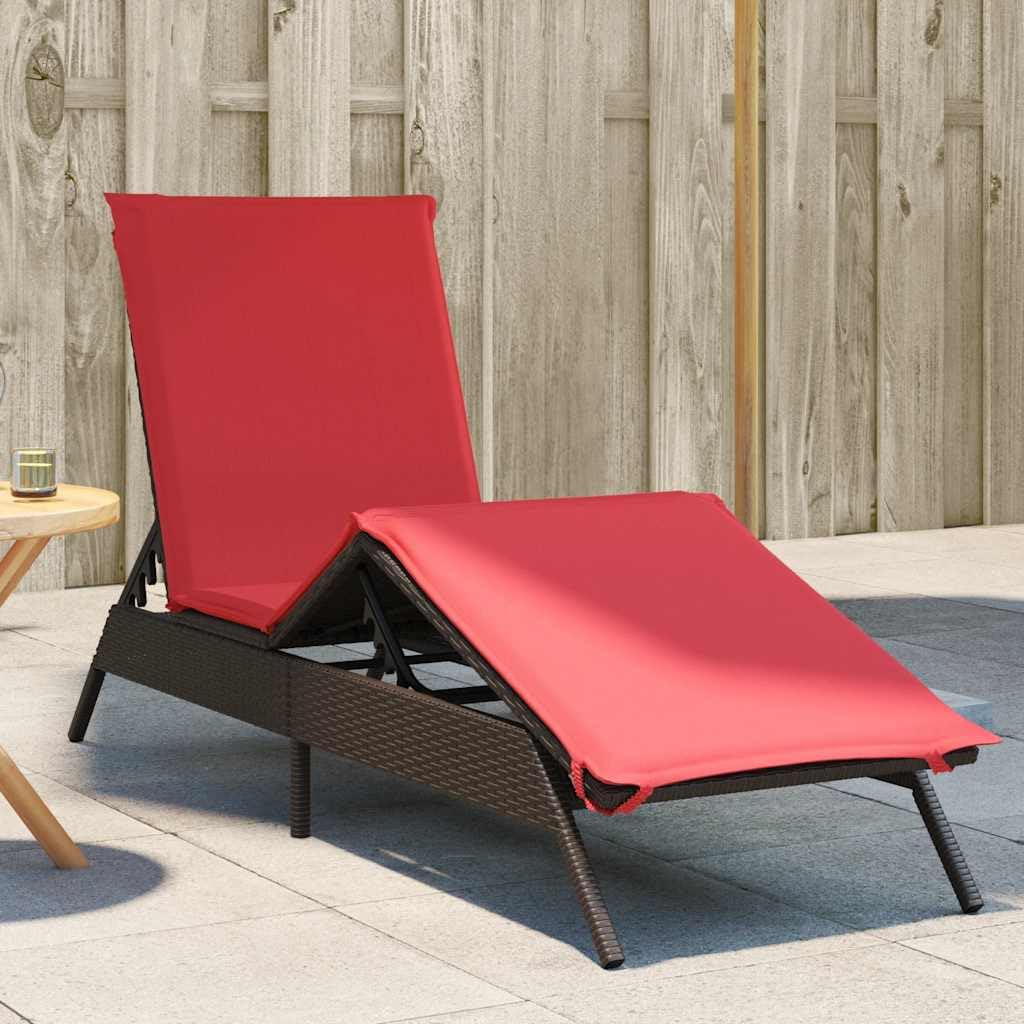 Lettino Prendisole da Giardino in Polyrattan Marrone | Sdraio regolabile per giardino e piscina con cuscino rosso imbottito e sfoderabile per momenti di relax all'aperto.