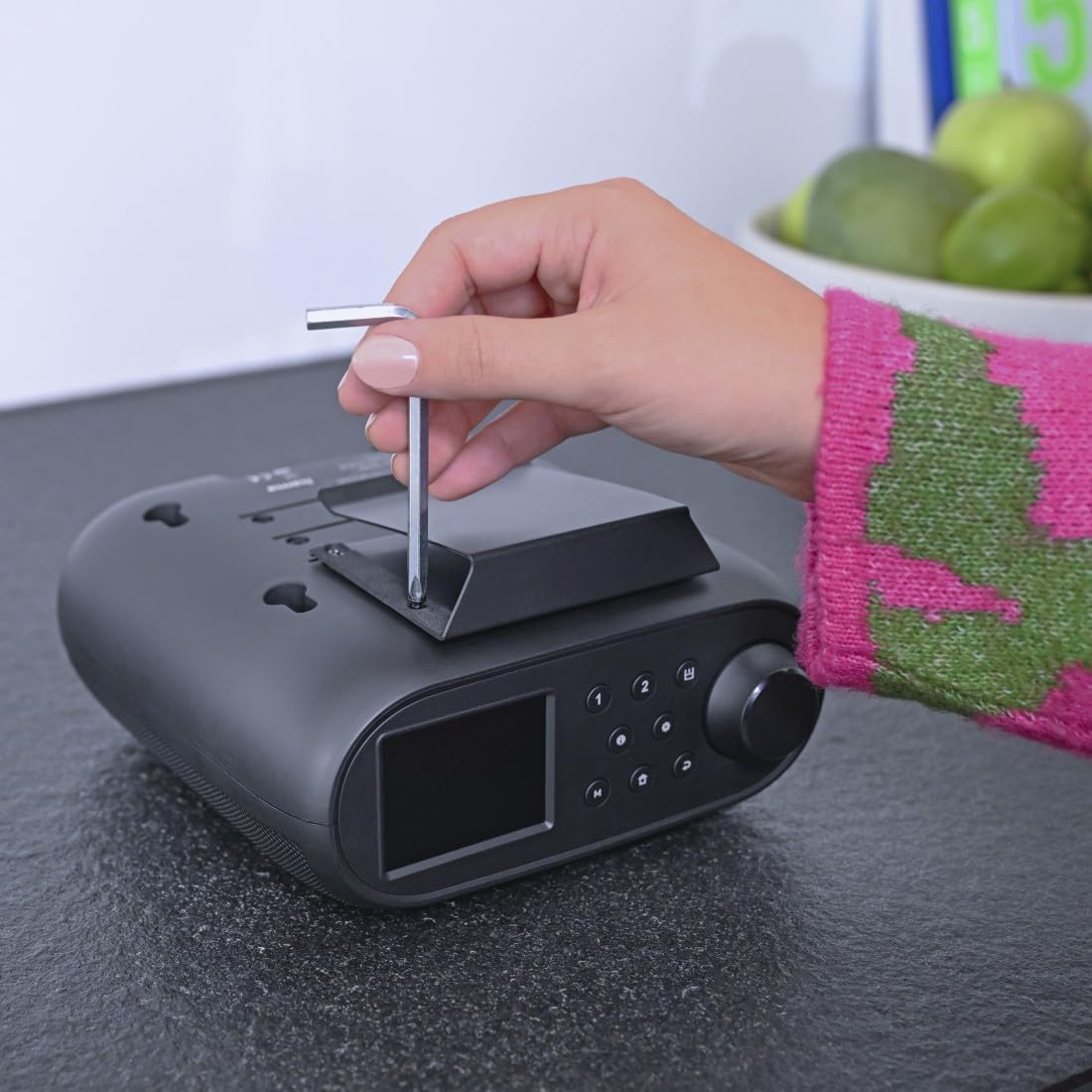 Hama DIR400 radio cyfrowe DAB+ (radio internetowe, Bluetooth RX, FM, montaż podszafkowy lub pionowy, 2,4” wyświetlacz TFT, Wi-Fi 2,4/5 GHz, dwa alarmy, czarne)