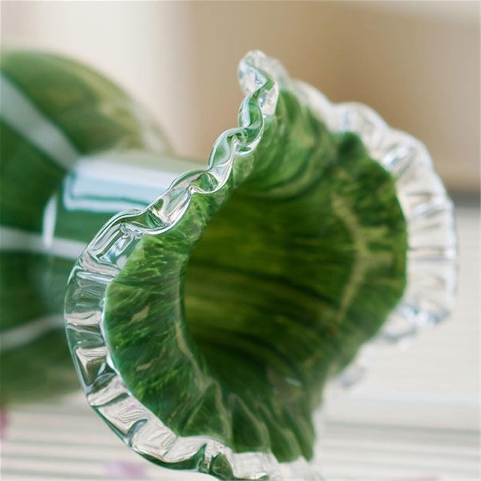 Vaso di fiori Vasi in vetro rigato verde con bordo arricciato