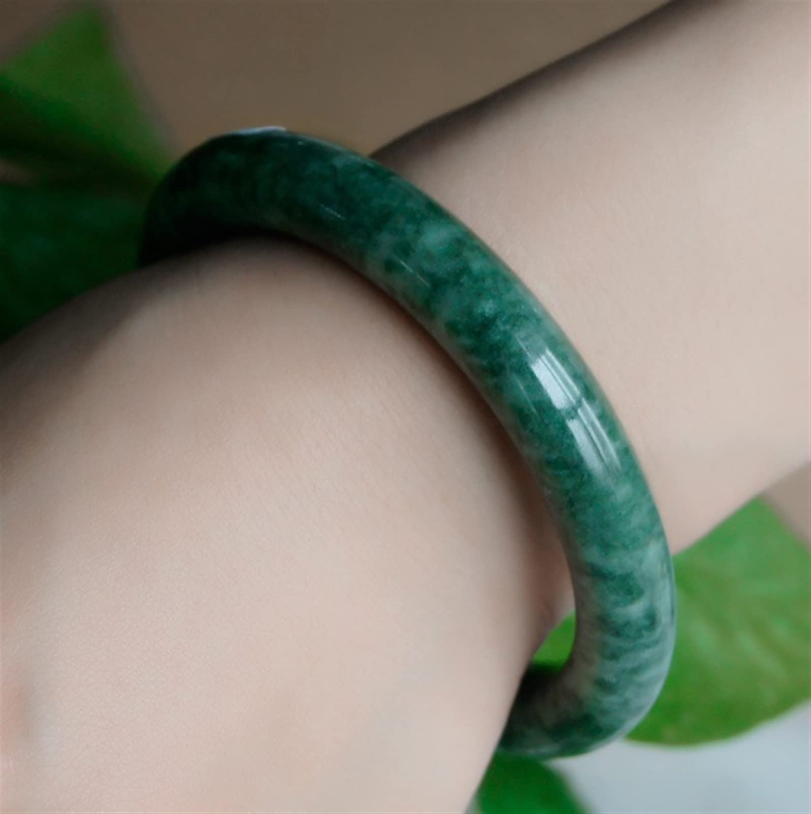 翡翠製緑色バングル Amazon.co.jp: 天然翡翠バングル 自然な濃い緑の手彫りの広い