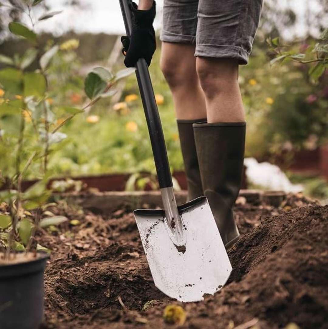 Fiskars Pala de Metal Ergonomic™ con borde puntiagudo