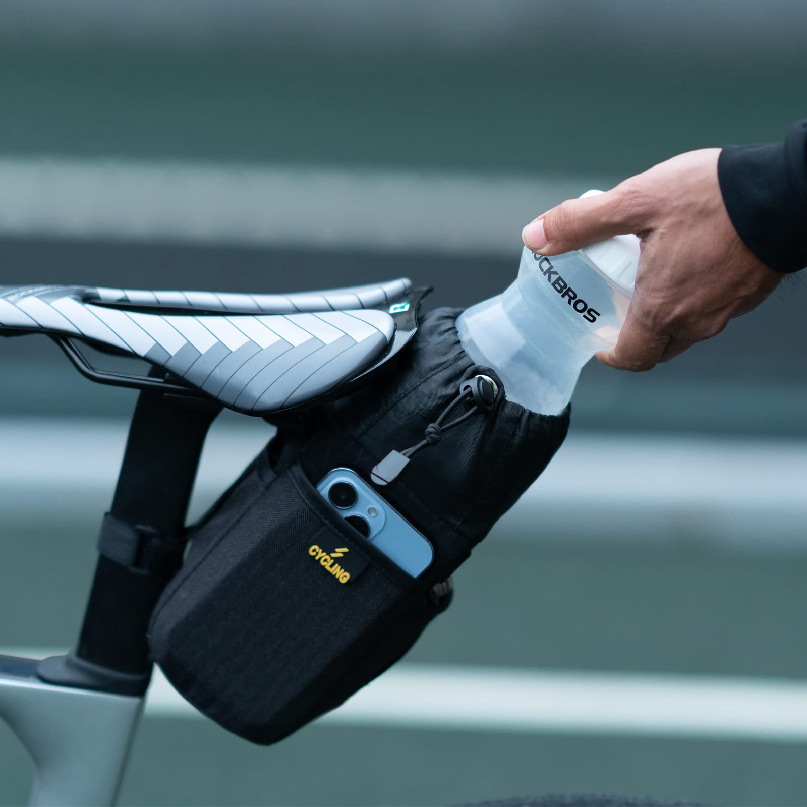 ROCKBROS Portabidón Manillar Bicicleta 1L, Bolsa de Botella de Agua Universal Portabotellas para MTB Ciclismo Cochechito | Instalación sencilla sin tornillos, apto para botellas y latas, estructura fija estable, compatible con MTB