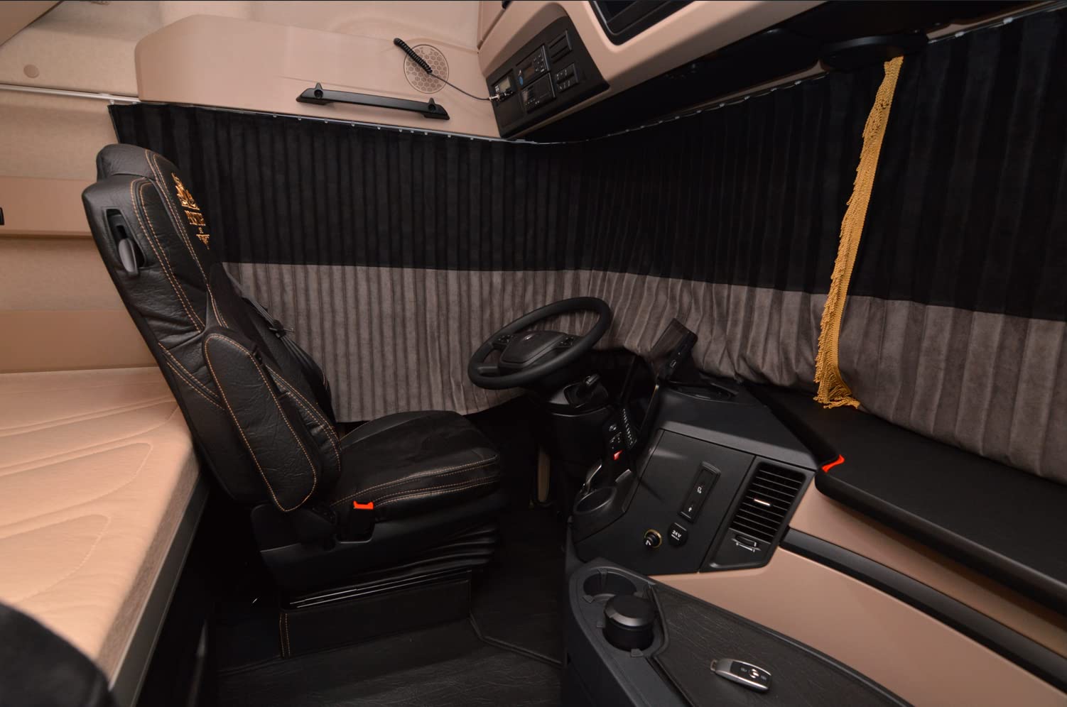 Rideaux plissés PRESTIGE LINE TIR/Truck pour vitres + Volant, (Mercedes, Man, DAF, Scania, IVECO, Volvo, Renault, Ford) Couleur - Noir