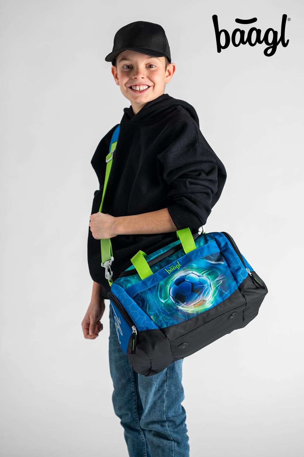 Baagl Sporttasche für Jungen, Reisetasche für Kinder, Schwimmtasche Kompakt und Robust für Sport, Schule und Reisen (Fußball Ball)
