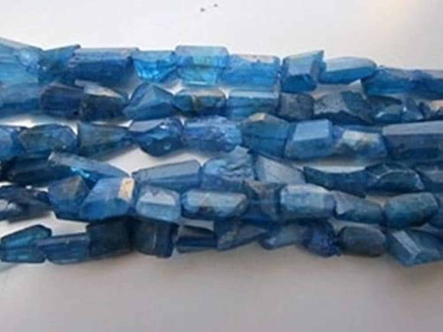 Perles apatite néon bleu 6-10mm en pierres naturelles taillées pour création bijoux