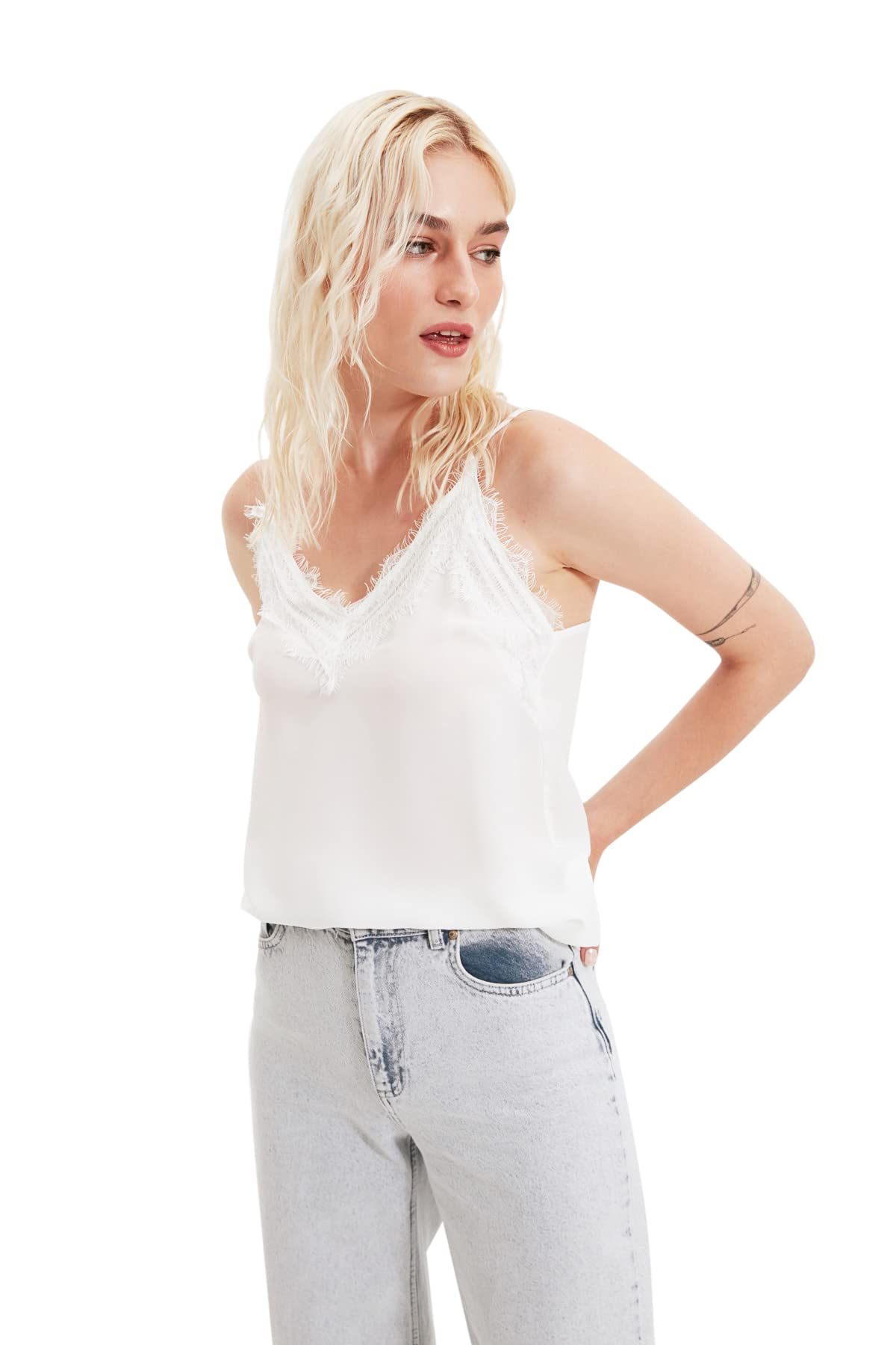 Trendyol FeMan Regular fit Basic Crew Neck Woven Blouse Ecru