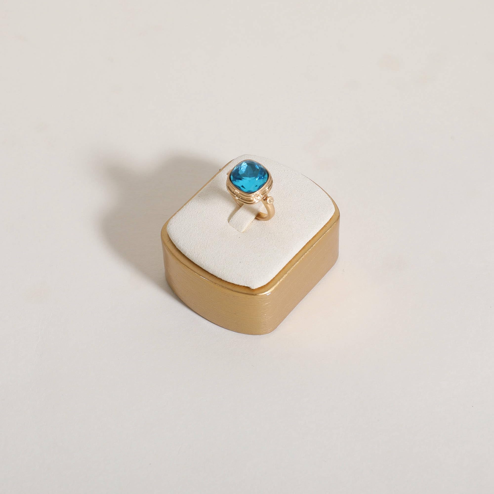 GemeShou Beige ring display stand for selling, single jewelry ring holder with clips for boutique store, small cute ring clips with golden coated base countertop home decor【Ring holder-Beige】