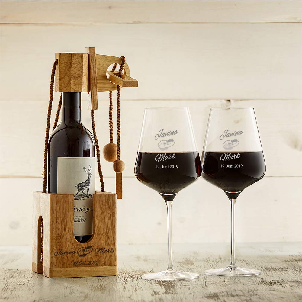 Casa Vivente Set per Coppie, 2 Calici da Vino in Vetro, Rompicapo per Bottiglie in Legno Scuro, Incisione Personalizzata con Nomi e Data, Motivo FEDI Nuziali, Idea Regalo Matrimonio